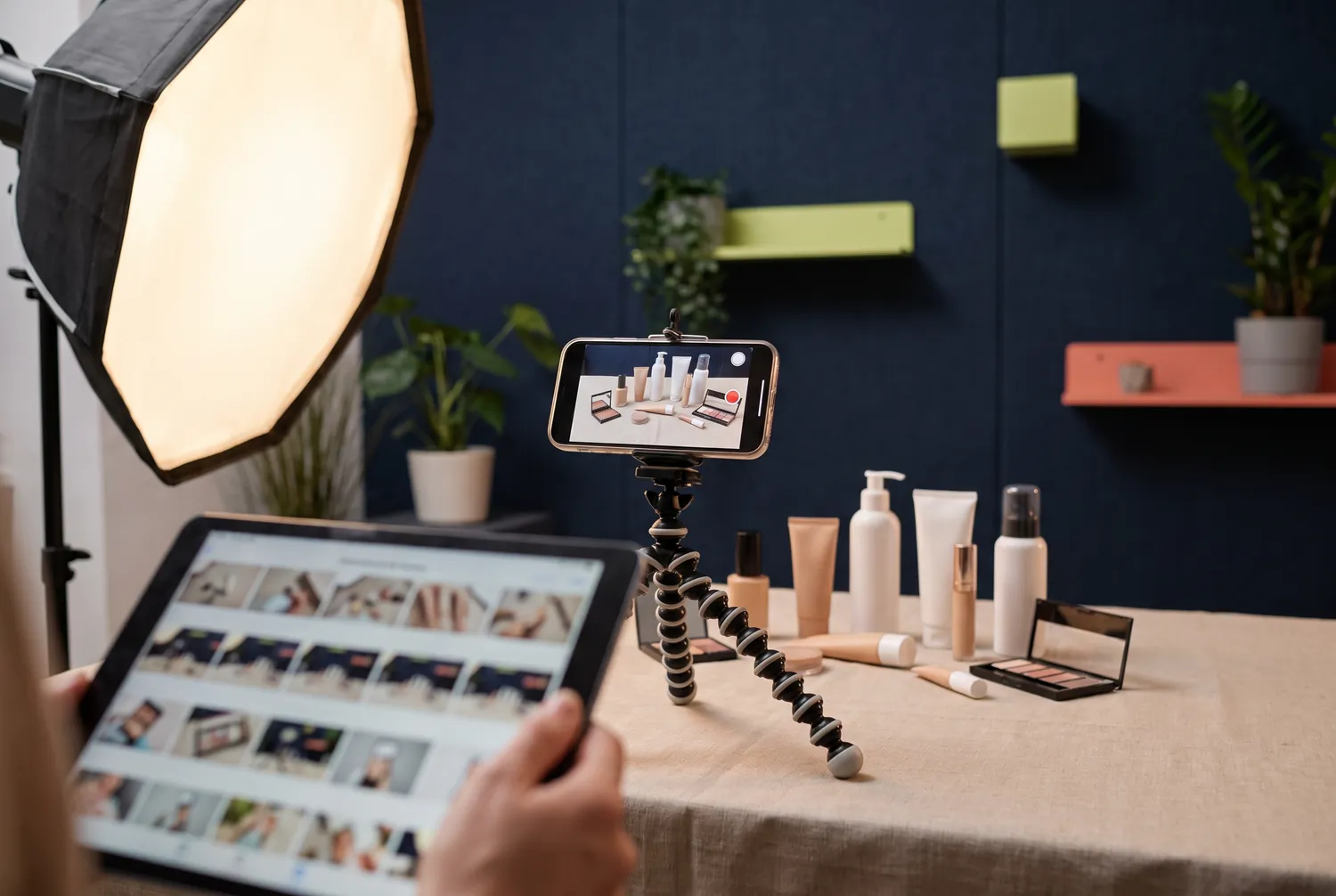 Setup de création de contenu : smartphone sur trépied, ring light, tablette