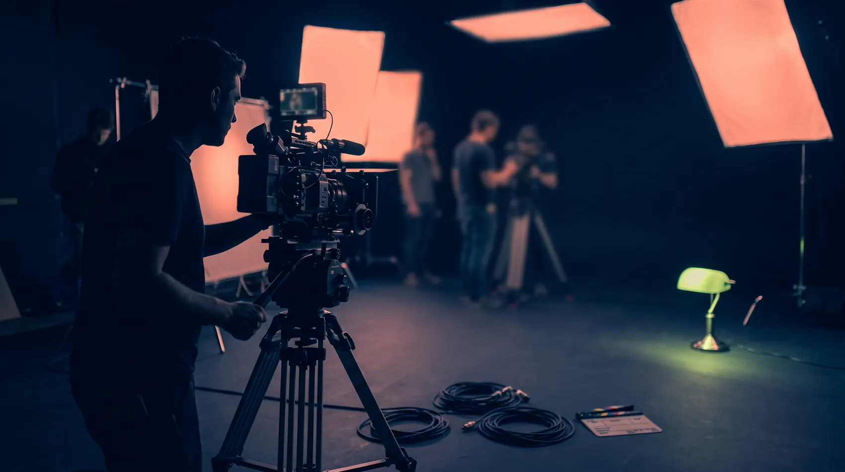 Tournage vidéo en studio : caméra cinéma, softbox, équipe